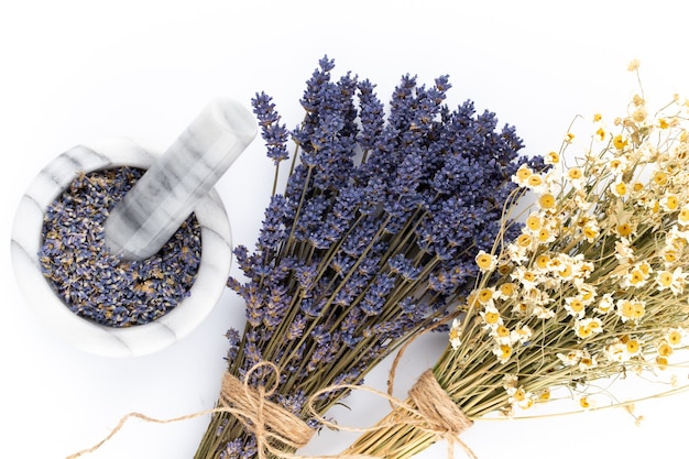 Cosméticos naturais com lavanda e laranja, limão para spa caseiro na simulação de vista superior de fundo branco.