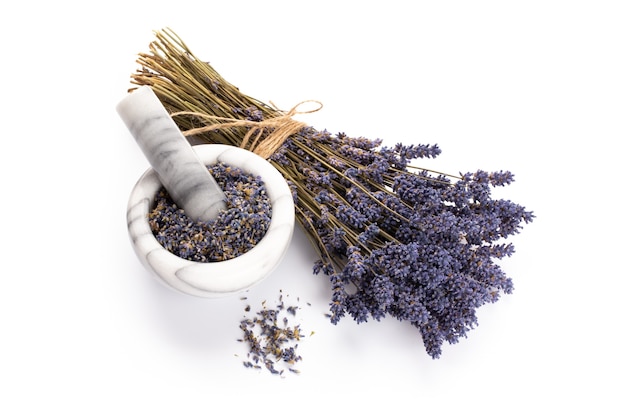 Cosméticos naturais com lavanda e laranja, para spa caseiro em branco