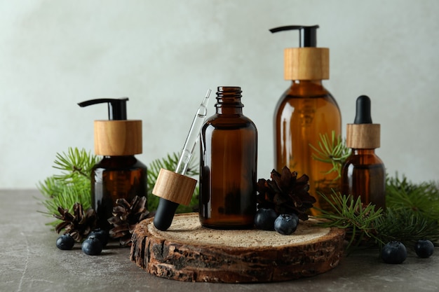 Cosméticos naturais de spa em mesa texturizada cinza