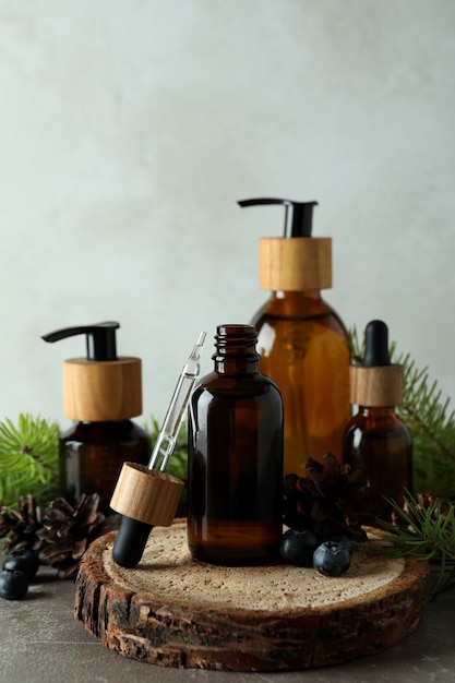 Cosméticos naturais de spa em mesa texturizada cinza