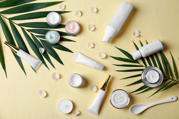 Cosméticos naturais e folhas em fundo claro