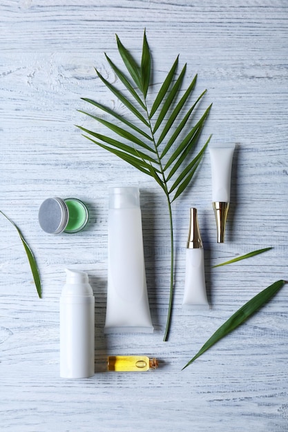 Cosméticos naturais e folhas na mesa de madeira