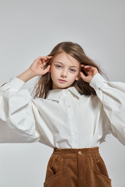 Cosméticos naturais para meninas. Retrato da beleza de uma garota romântica com um lindo cabelo comprido e um sorriso no rosto
