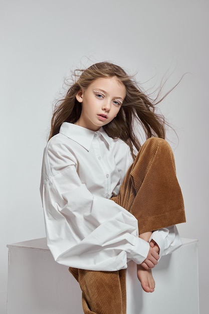 Cosméticos naturais para meninas. Retrato da beleza de uma garota romântica com um lindo cabelo comprido e um sorriso no rosto