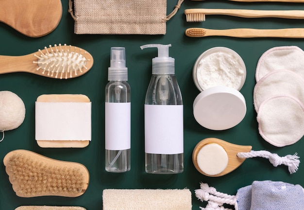 Cosméticos naturales orgánicos y accesorios reutilizables sin residuos para el cuidado de la piel y el cabello en botellas de vista superior de color verde oscuro y productos de cuidado de la piel de maquetas de envases de jabón para masajes de baño o salón de spaxA