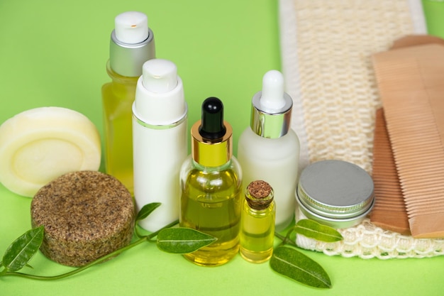 Foto cosméticos naturales para la piel de la cara y el cuerpo, cuidado del cabello, envases ecológicos sin plástico sobre un fondo verde.