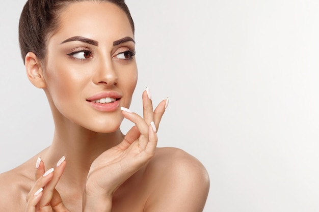 Cosméticos para niñas Hermosa mujer retrato concepto de cuidado de la piel Cuidado de la piel Dermatología Spa