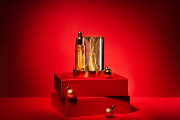 Cosméticos de oro en el podio con decoración de cajas de regalo fondo rojo
