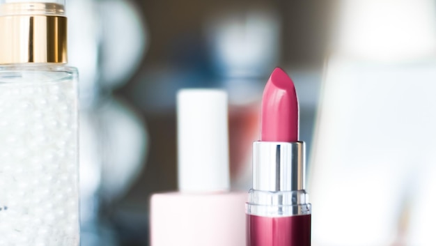 Cosméticos productos de maquillaje en tocador tocador lápiz labial base base esmalte de uñas y sombras de ojos para el diseño de anuncios de marca de moda y belleza de lujo