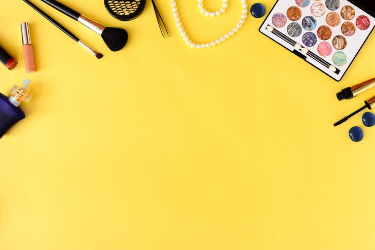 Foto cosméticos profesionales y fondo amarillo de los cepillos del maquillaje. endecha plana. vista superior