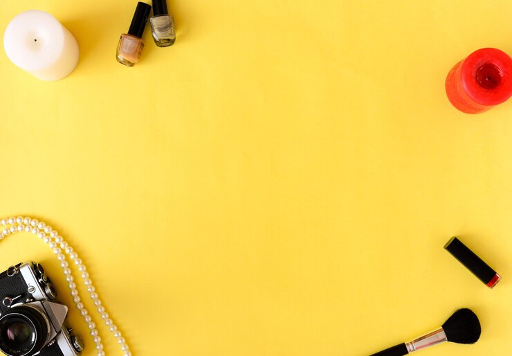 Foto cosméticos profesionales y pinceles de maquillaje. vista superior de la maqueta de la moda de belleza