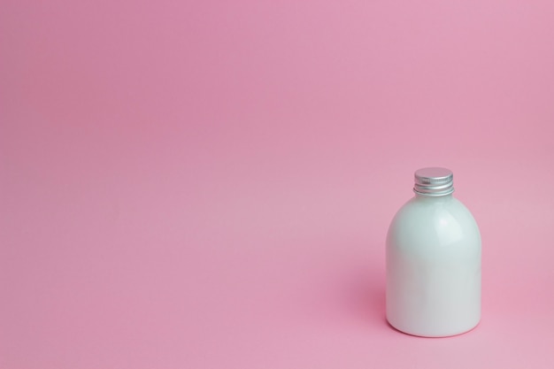 Cosméticos en rosa. Minimalismo Protección de la piel.