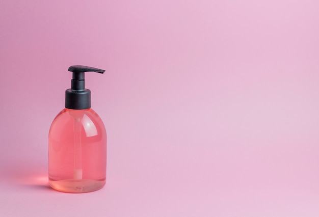 Cosméticos en rosa. Minimalismo Protección de la piel.