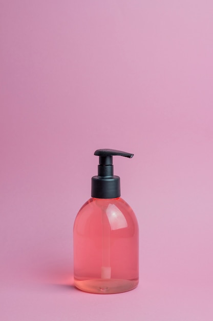 Cosméticos en rosa. Minimalismo Protección de la piel.