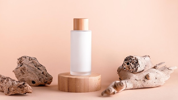 Cosméticos Scincare en el podio con conchas marinas en un fondo neutral