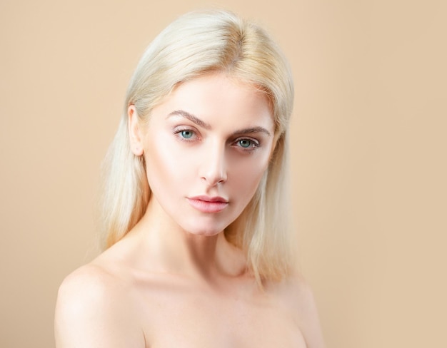 Cosméticos skincare tratamento sensual mulher beleza natural retrato sem maquiagem