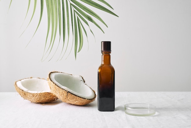 Cosméticos de spa en botellas de vidrio marrón sobre mesa de hormigón gris. Copie el espacio. Blogger de belleza, terapia de salón, concepto de minimalismo