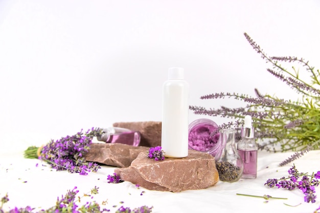 Cosméticos de spa con extracto de lavanda Enfoque selectivo