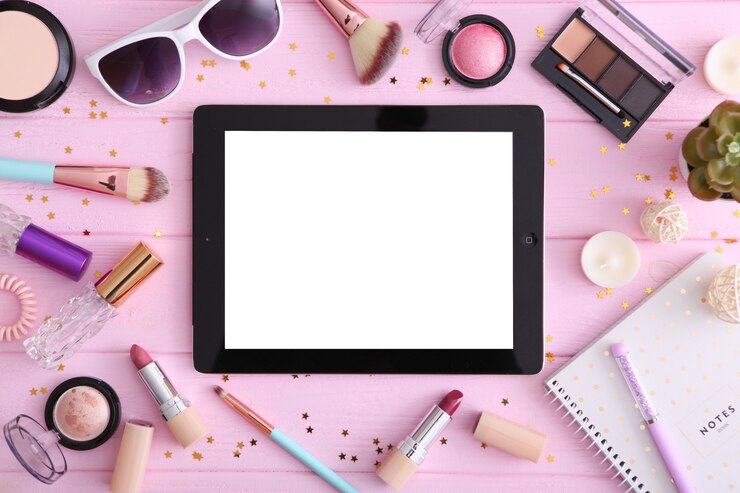 Foto cosméticos y tableta moderna en una vista superior de fondo de color