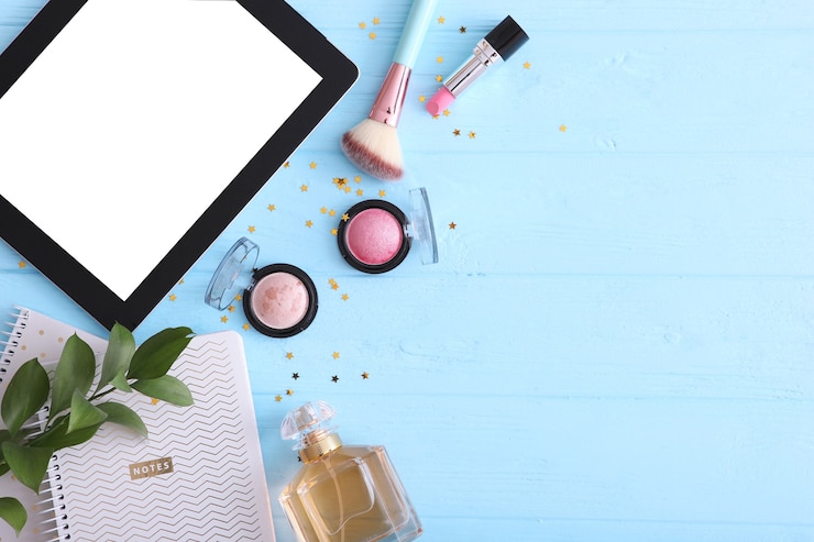 Foto cosméticos y tableta moderna en una vista superior de fondo de color