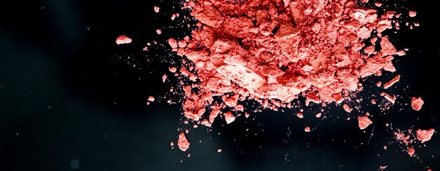 Cosméticos triturados rubor de sombra de ojos orgánico mineral y polvo cosmético aislado sobre fondo negro m ...