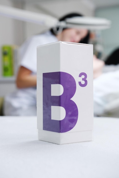 Los cosméticos con vitamina B3 están sobre la mesa con el telón de fondo de la oficina del cosmetólogo