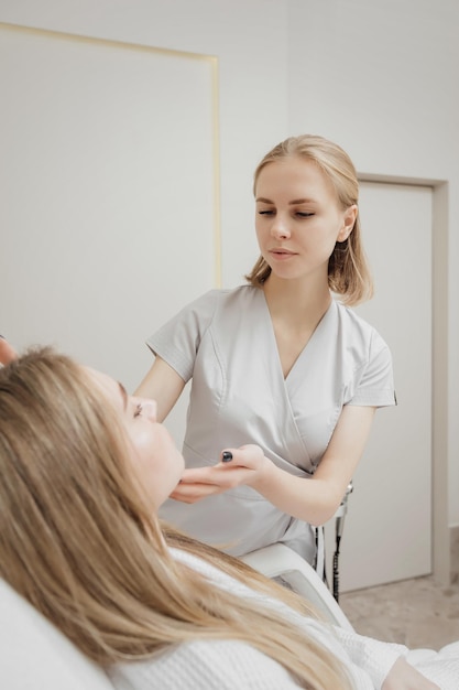 Foto una cosmetóloga experta realiza un análisis de la piel facial de los pacientes