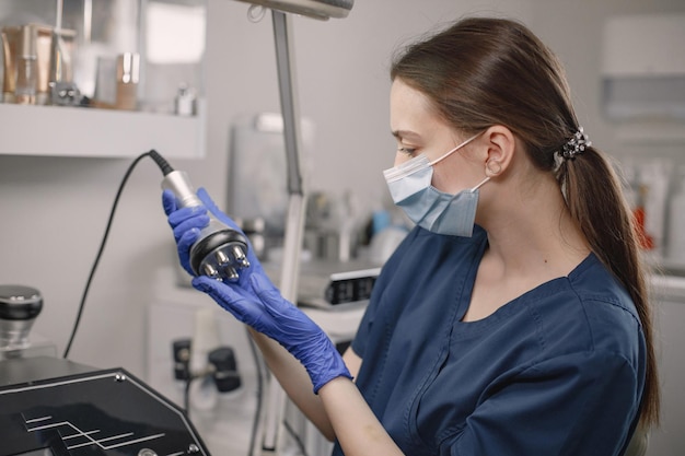 La cosmetóloga femenina va a hacer un procedimiento facial de cavitación.