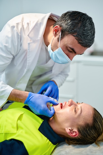 Cosmetóloga haciendo inyección de botox