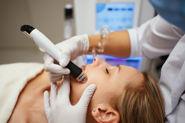 Una cosmetóloga realiza hidropilas en un salón de belleza Cuidado de la piel