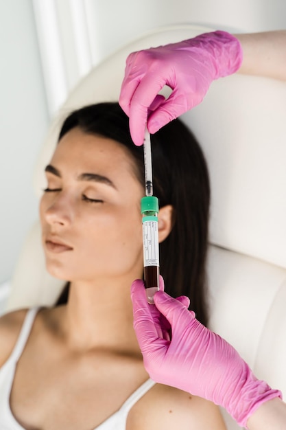 Foto cosmetóloga con tubo de ensayo con sangre y plasma para prp plaquetas rich plasma procedimiento plaquetas rich plasma prp para mejorar el volumen y la textura de la piel reduce la flacidez y las arrugas finas