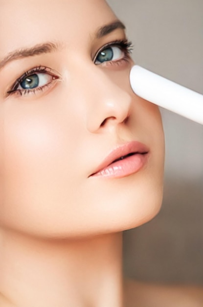 Cosmetologia antienvelhecimento e produto de tratamento de beleza mulher usando dispositivo a laser para resurfacing da pele como procedimento de rejuvenescimento e rotina de cuidados com a pele