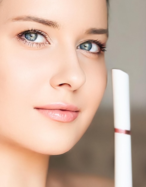 Cosmetologia antienvelhecimento e produto de tratamento de beleza mulher usando dispositivo a laser para resurfacing da pele como procedimento de rejuvenescimento e rotina de cuidados com a pele