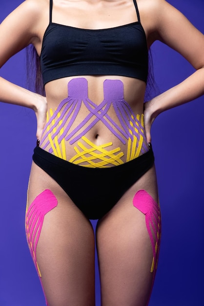 Cosmetologia kinesio tapes no peito da jovem. tratamento moderno de cuidados com o corpo para apertar o músculo da pele