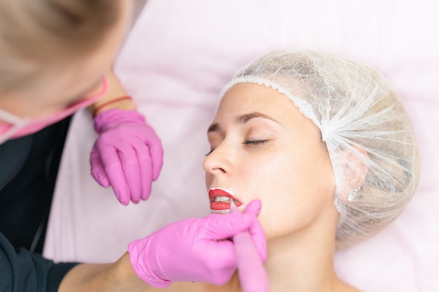 Cosmetologista aplicando maquiagem permanente