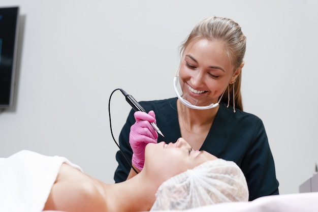 Cosmetologista aplicando maquiagem permanente