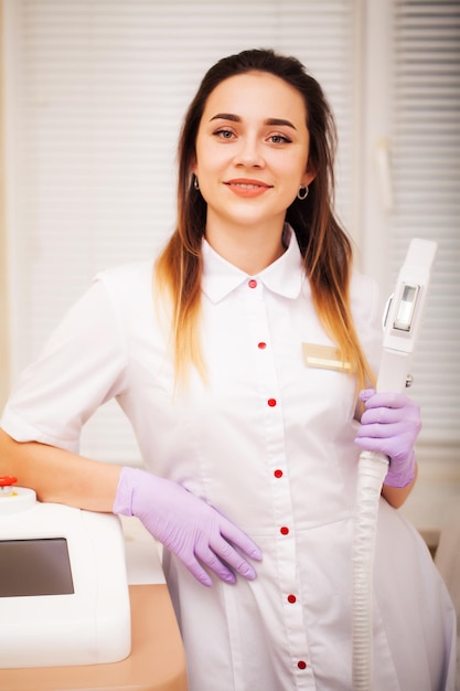 Cosmetologista de mulher de jaleco branco no estúdio de beleza.