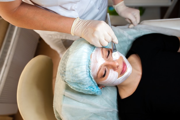 Foto cosmetologista deixa a máscara linda garota