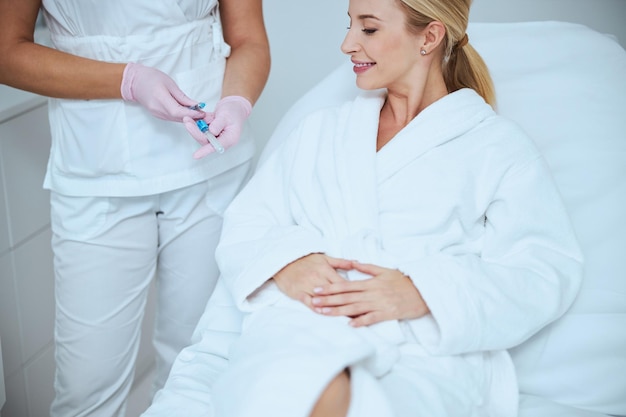 Cosmetologista demonstrando as ferramentas médicas antes do procedimento de tratamento