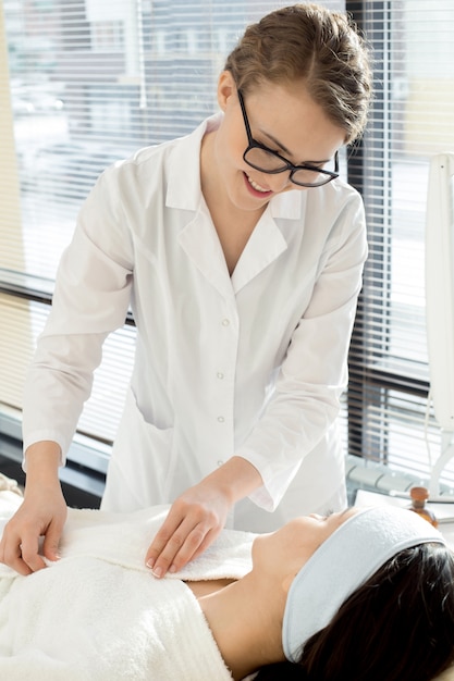 Cosmetologista falando com o cliente