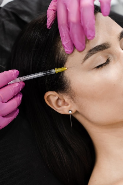 Cosmetologista injetando biorevitalização facial para efeito hidratante Biorevitalização facial em close para aumentar o tônus da pele, reduzir rugas e fortalecer a forma oval do rosto