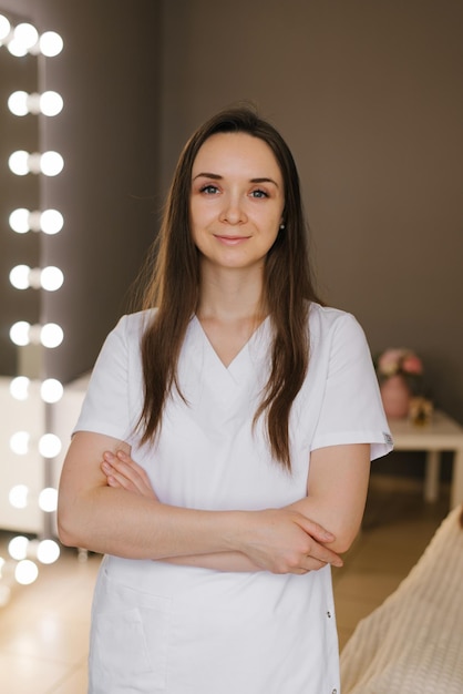 Foto cosmetologista jovem mulher caucasiana esperando por seu cliente