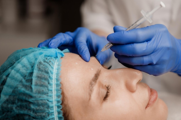 Cosmetologista preparando paciente para procedimento de botox