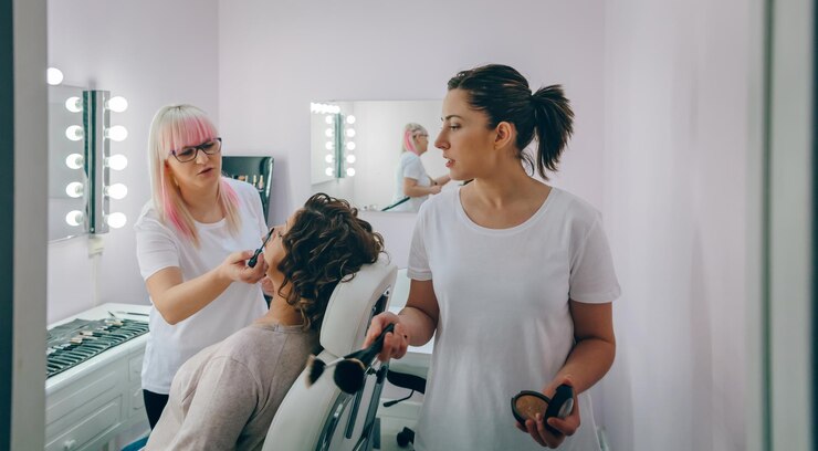 Foto cosmetologistas aplicando maquiagem ao rosto de mulheres em um spa