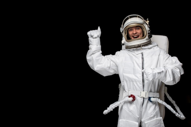 Cosmonauta do dia do astronauta no capacete do traje espacial da galáxia feliz pousou na lua animado