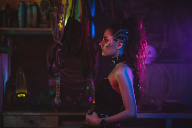 Cosplay Cyberpunk. Uma garota com maquiagem e penteado no estilo futurista steampunk com iluminação neon. Estilo pós-apocalíptico