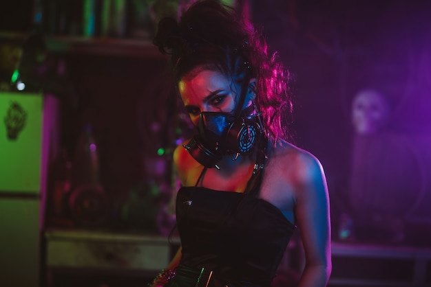 Cosplay Cyberpunk. Uma garota com uma máscara de gás em um estilo pós-apocalíptico com iluminação neon. Traje Steampunk e maquiagem