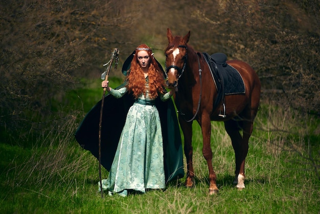 Cosplay niña elfo en el bosque