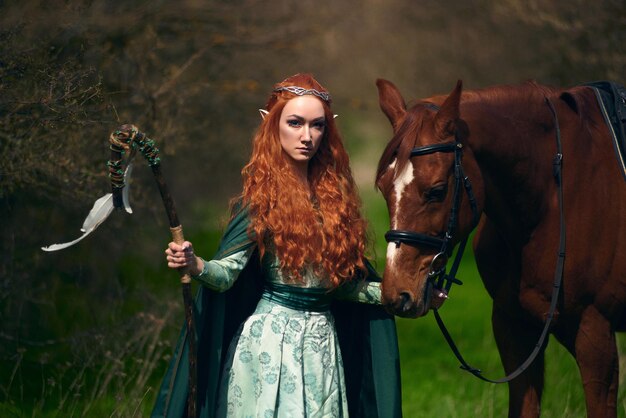 Cosplay niña elfo en el bosque