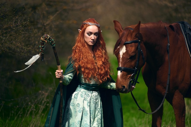 Cosplay niña elfo en el bosque